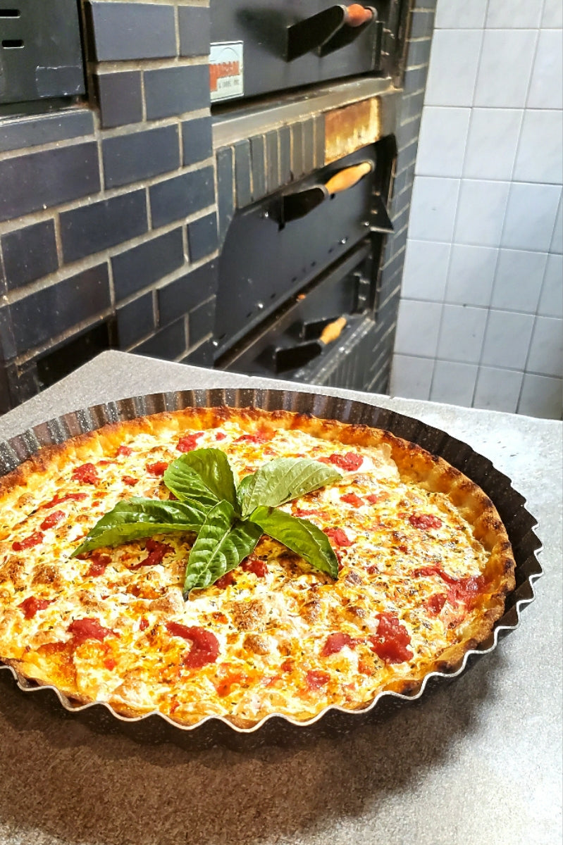 http://bottegadellanonna.com/cdn/shop/files/large-pizza-pan-new_800x.jpg?v=1692917600